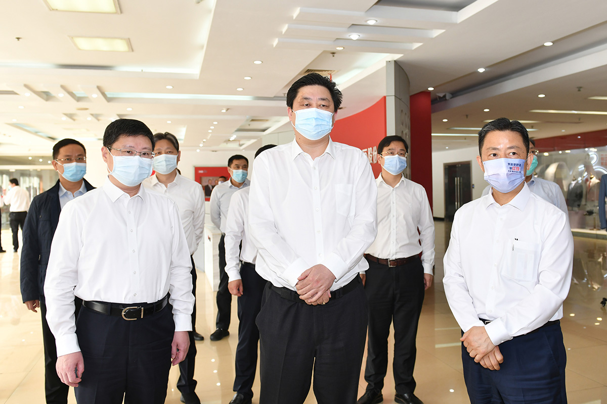 4月12日，無錫市市長趙建軍帶隊深入紅豆集團，專題調研疫情防控和復工復產工作。